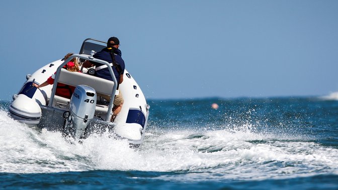 Navegación deportiva con embarcación semi-rígida equipada con motor fueraborda Honda BF40